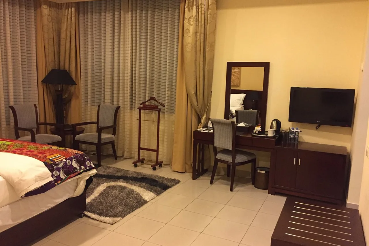 Royal Grand Hotel — ภาพห้องพักและบรรยากาศ