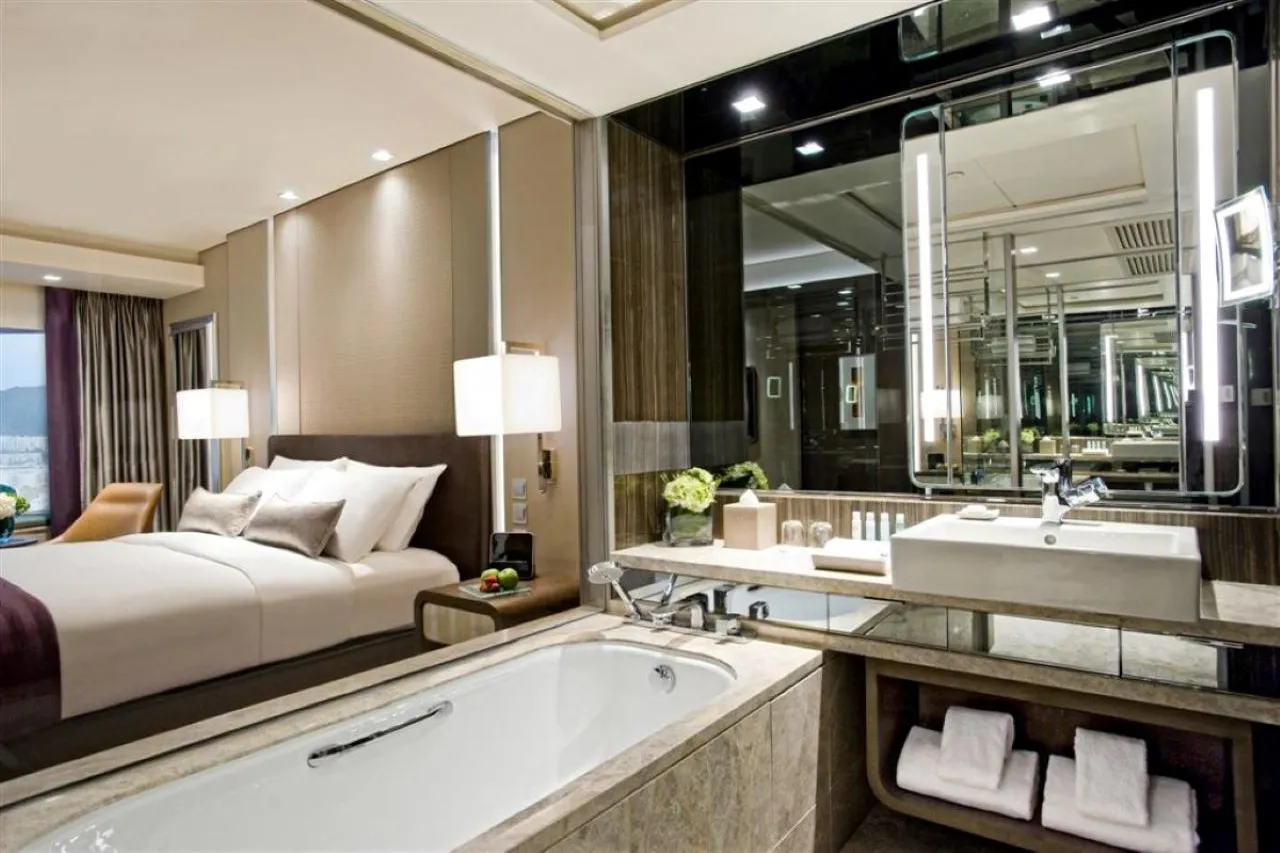 Royal Plaza Hotel — rooms and atmosphere
