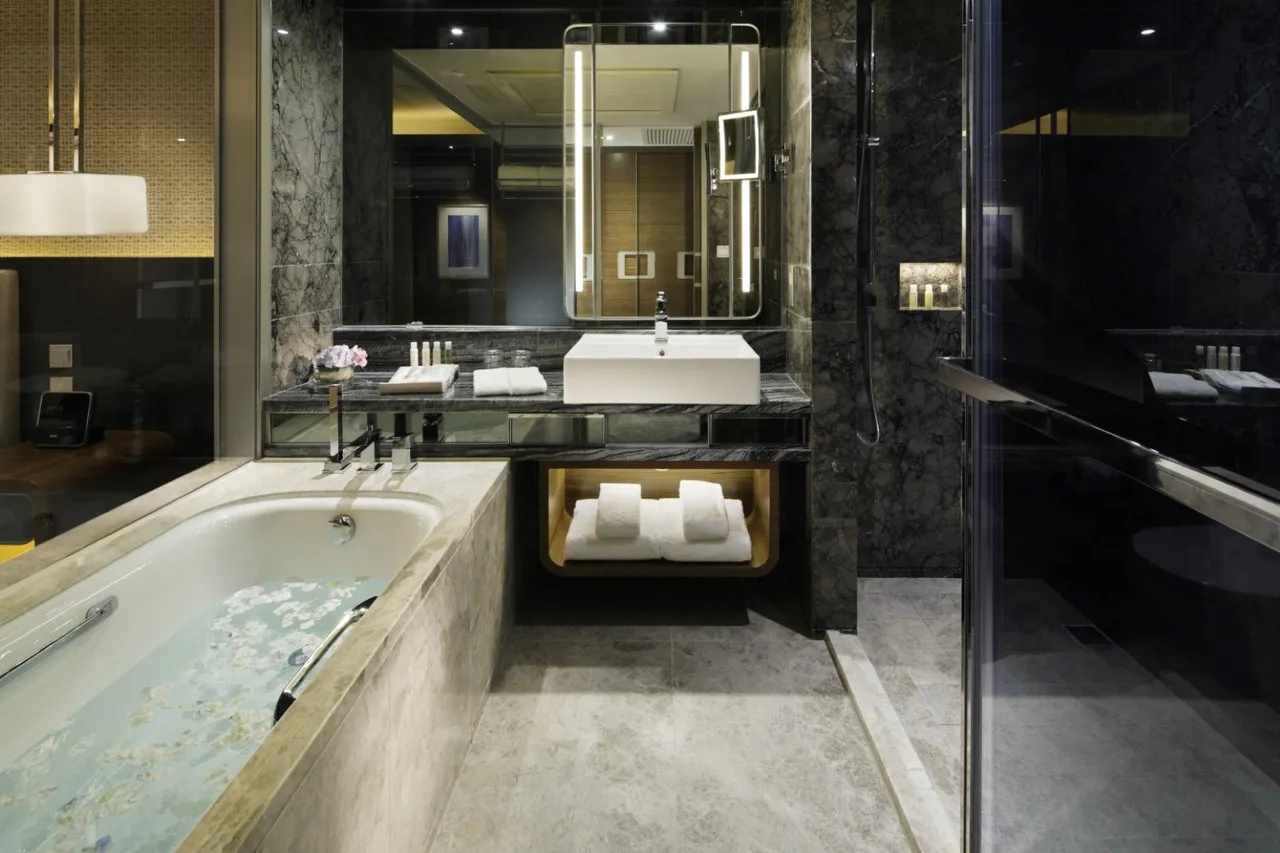 Royal Plaza Hotel — rooms and atmosphere