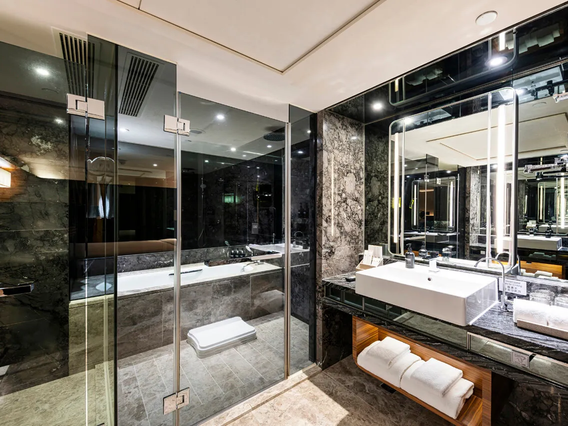 Royal Plaza Hotel — rooms and atmosphere