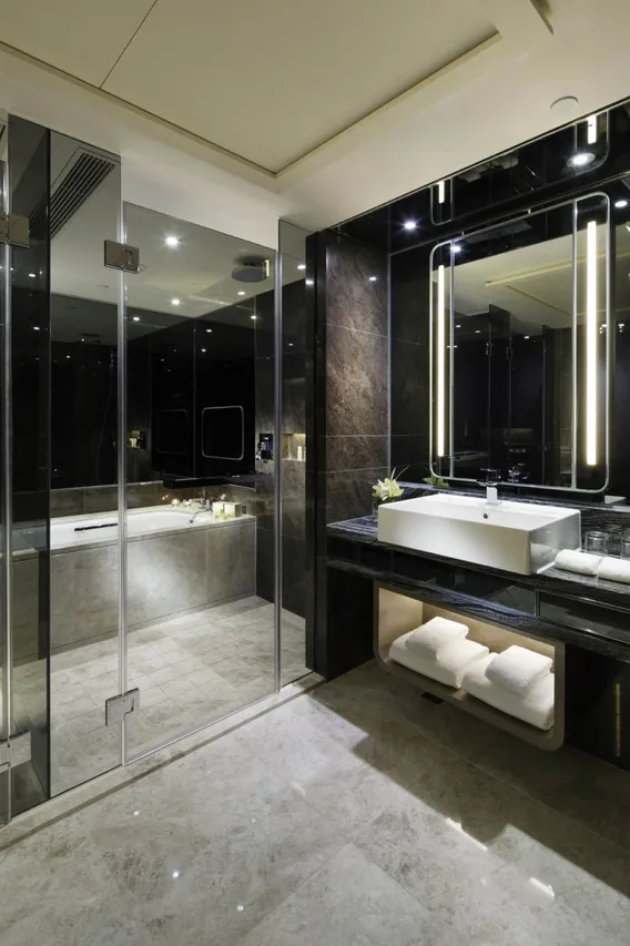 Royal Plaza Hotel — rooms and atmosphere