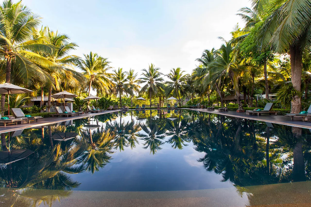 Royal River Kwai Resort & Spa — rooms and atmosphere