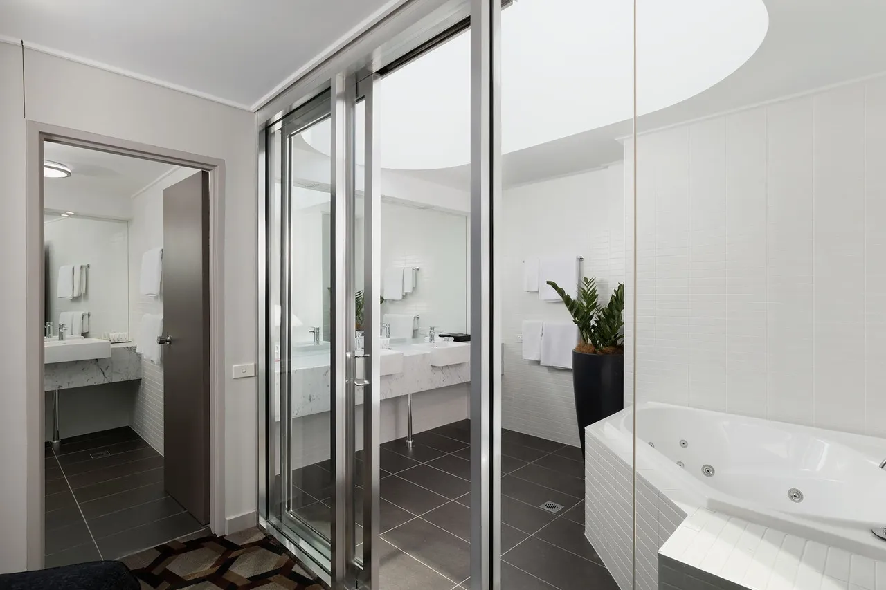 Rydges Capital Hill Canberra — rooms and atmosphere