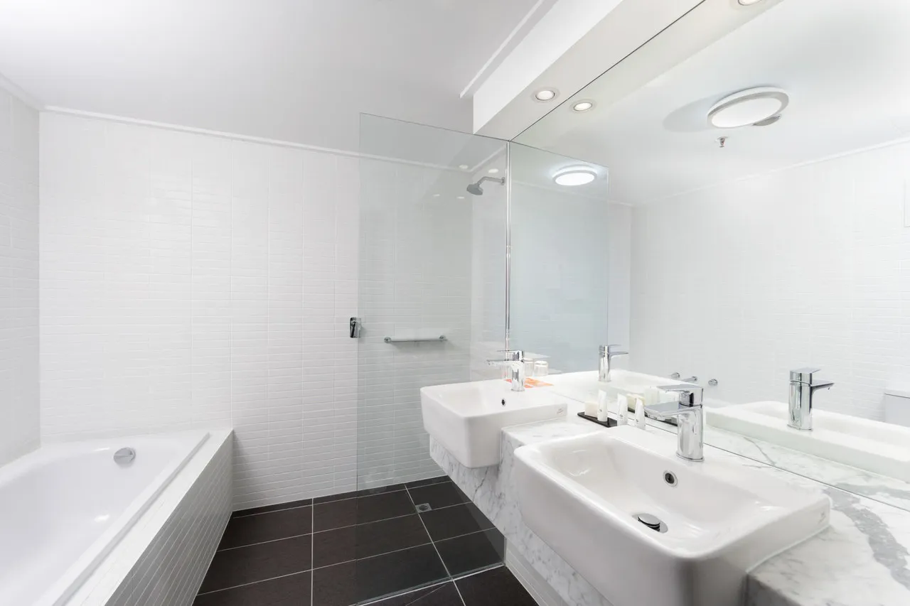 Rydges Capital Hill Canberra — rooms and atmosphere