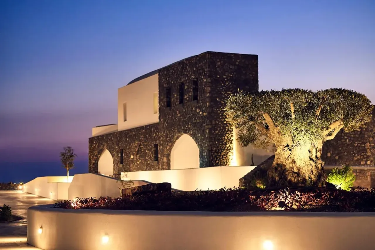 Santo Maris Oia Luxury Suites & Spa — rooms and atmosphere