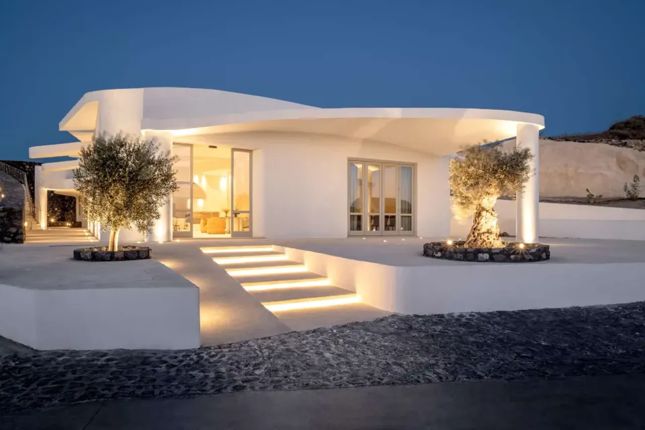 Santo Maris Oia Luxury Suites & Spa — rooms and atmosphere