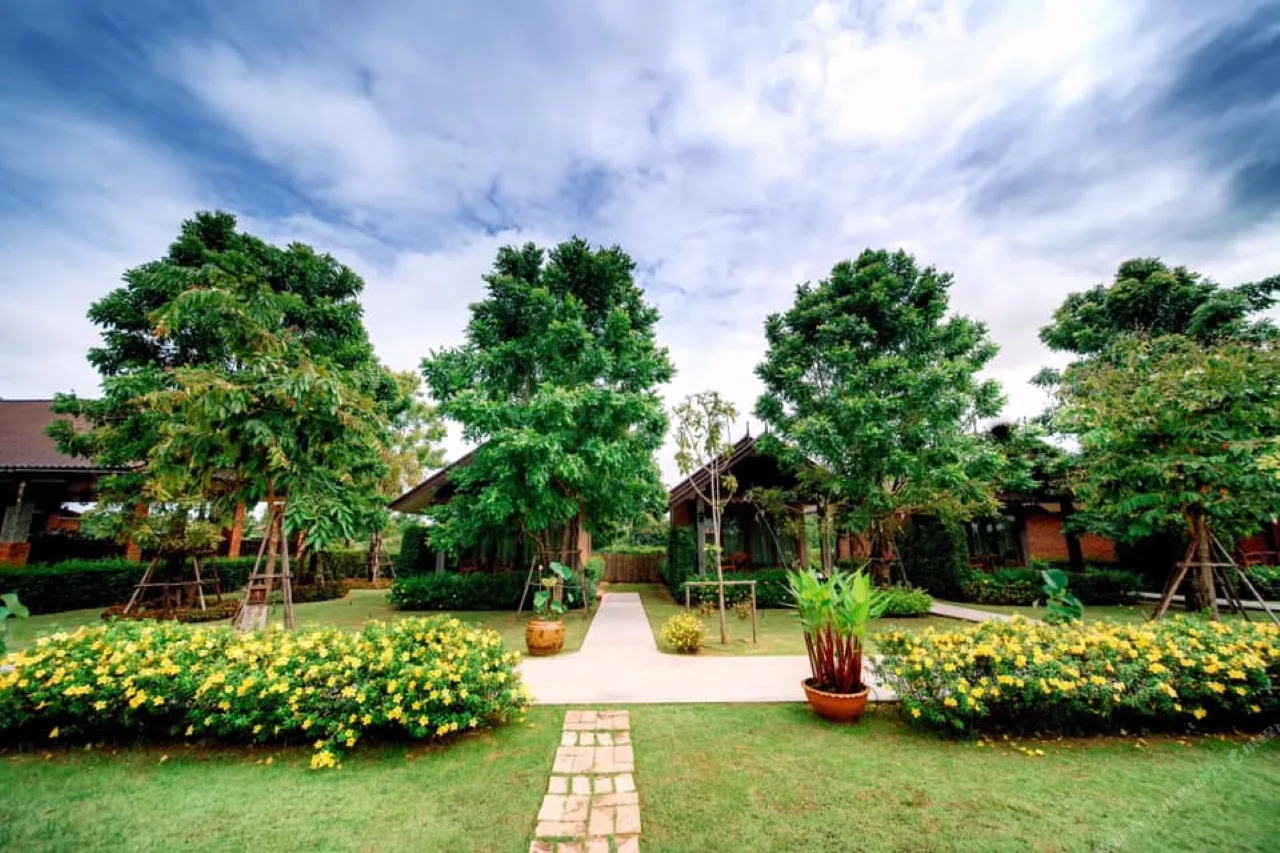 โรงแรม Sawasdee Sukhothai Resort ย่านเมืองเก่าสุโขทัย (ต.เมืองเก่า) ในหมู่บ้านเหมมาลักษณ์ · ห่างอุทยานประวัติศาสตร์ราว 1.5–2.3 กม. ปั่นจักรยาน 5–10 นาที · ล้อมรอบด้วยวัดเก่าหลายแห่ง