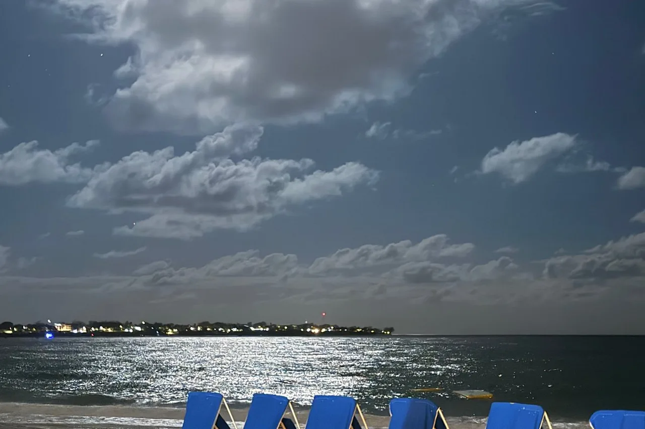 Sea Breeze Beach House by Ocean Hotels — ภาพห้องพักและบรรยากาศ
