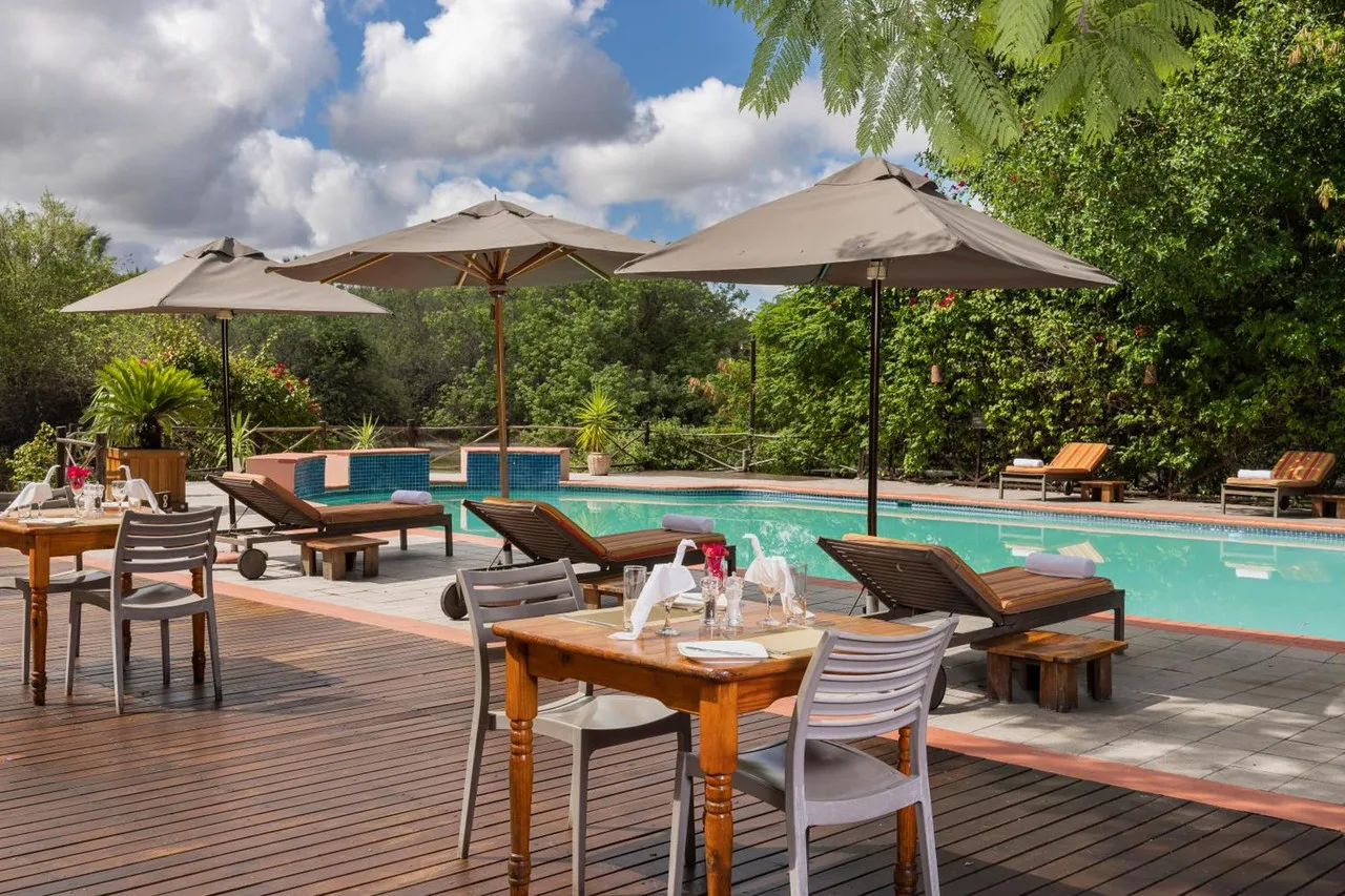 Sedia Riverside Hotel — ภาพห้องพักและบรรยากาศ