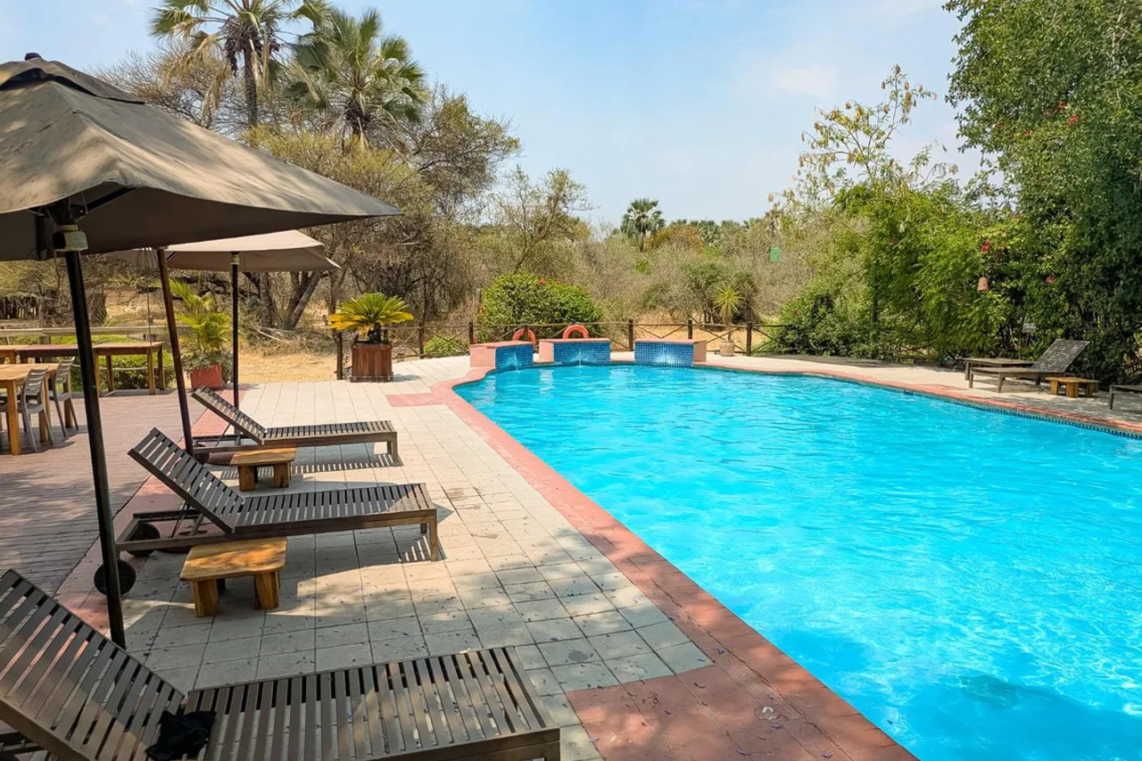 Sedia Riverside Hotel — ภาพห้องพักและบรรยากาศ