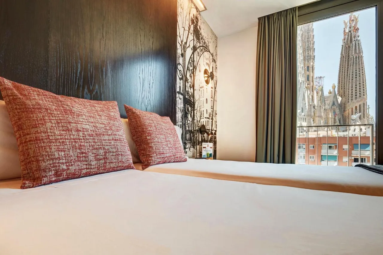 Sercotel Hotel Rosellón — rooms and atmosphere