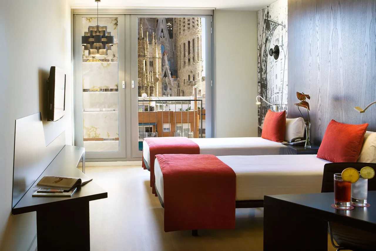 Sercotel Hotel Rosellón — rooms and atmosphere