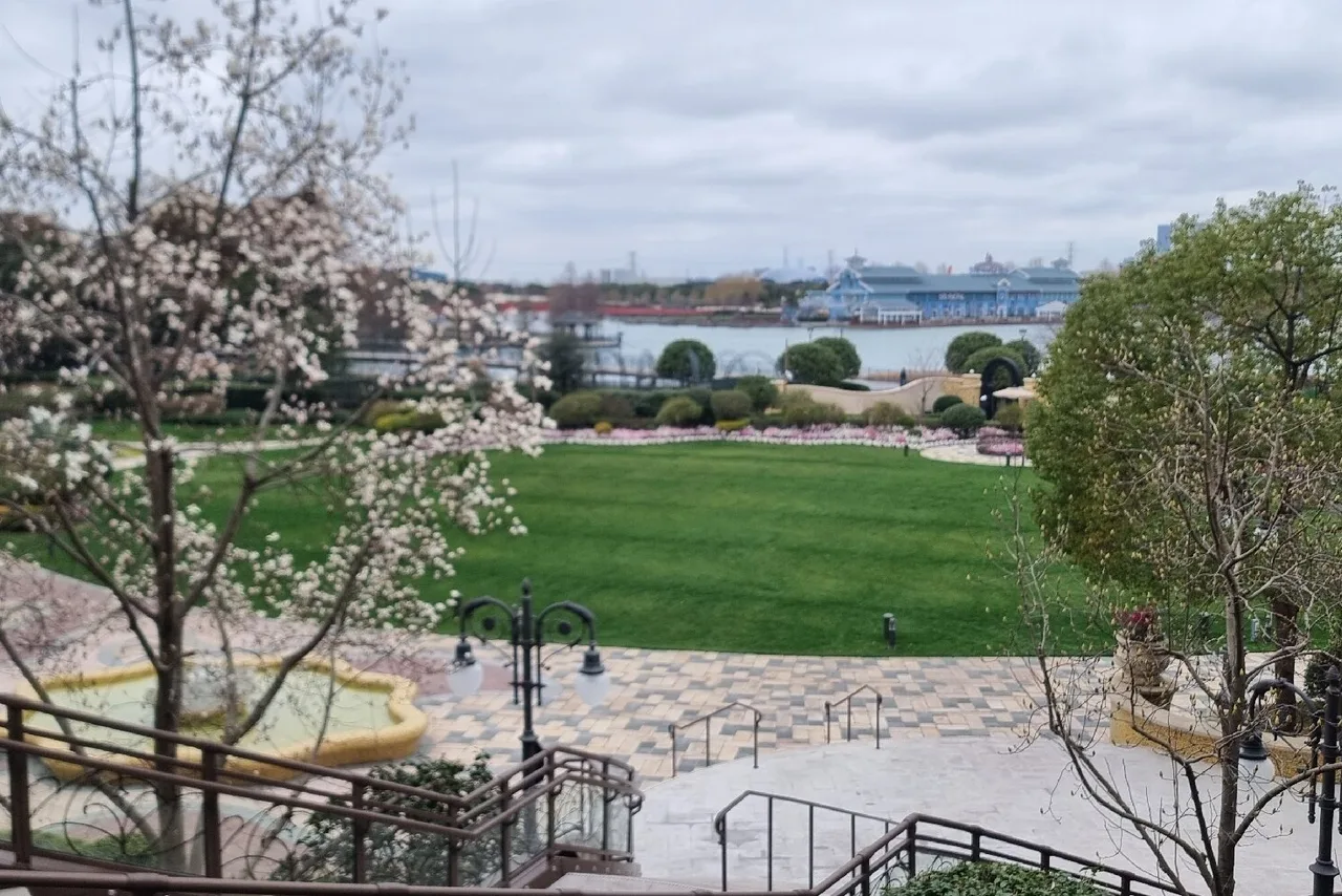 Wishing Star Park ริมทะเลสาบที่ Shanghai Disneyland Hotel