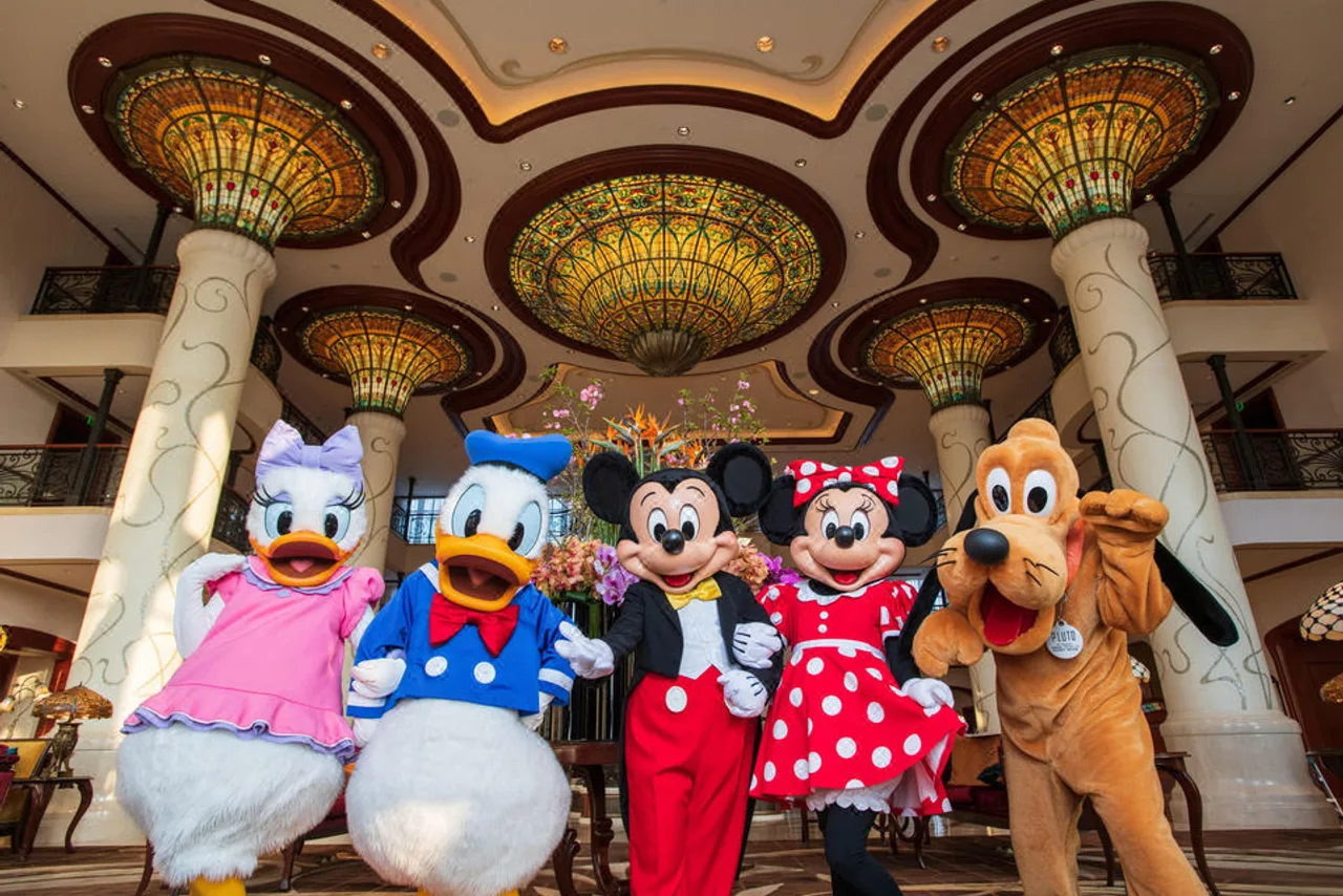 Fab Five ในล็อบบี้โดมกระจกสีที่ Shanghai Disneyland Hotel