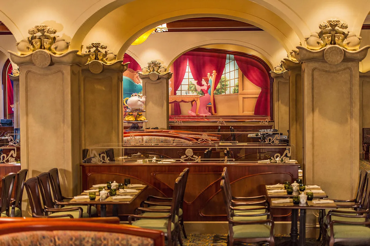 Lumière’s Kitchen บุฟเฟต์ character dining ธีม Beauty and the Beast