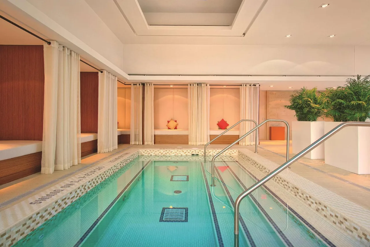 Shangri-La Hotel Toronto — rooms and atmosphere