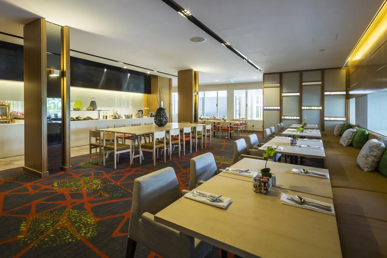 Shangri-La The Marina, Cairns — rooms and atmosphere