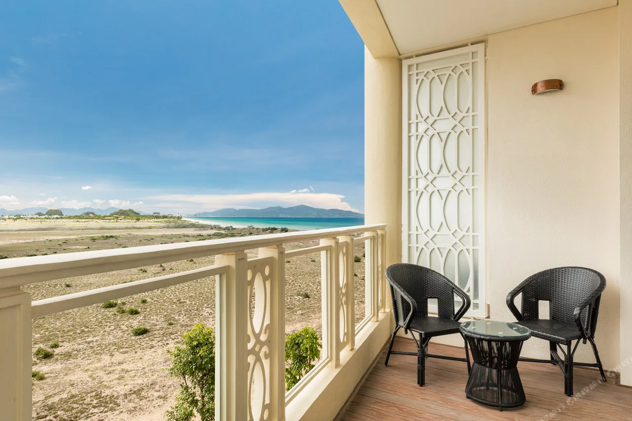 Sheraton Grand Danang Beach Resort & Spa — rooms and atmosphere
