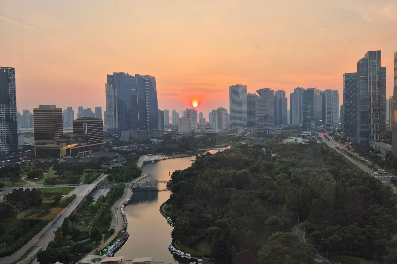 Sheraton Grand Incheon Hotel — rooms and atmosphere