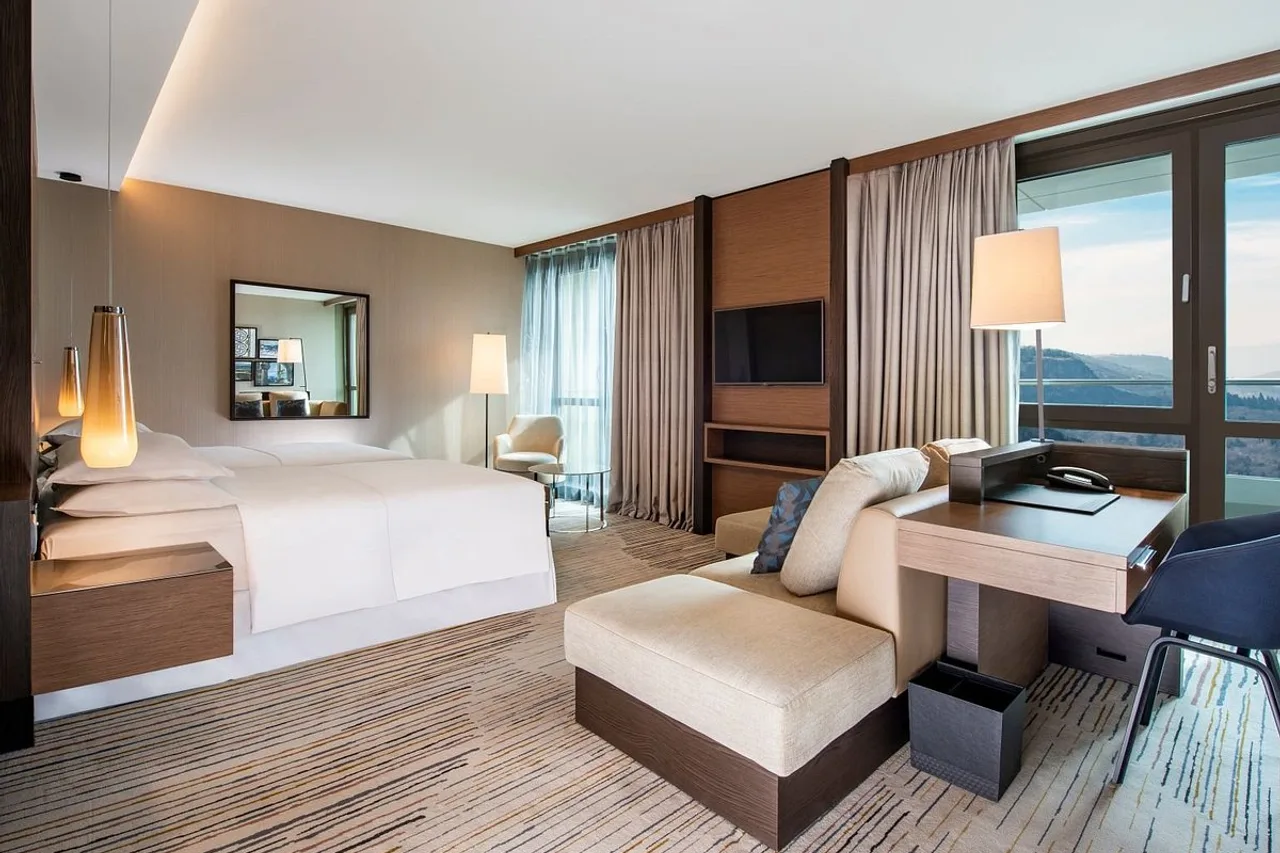 Sheraton Grand Tbilisi Metechi Palace — rooms and atmosphere