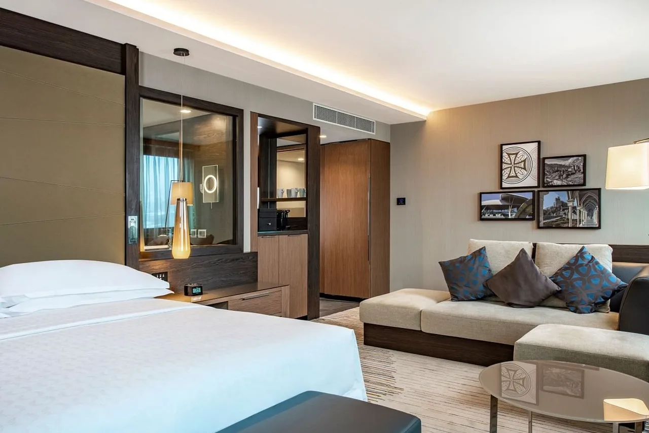 Sheraton Grand Tbilisi Metechi Palace — rooms and atmosphere