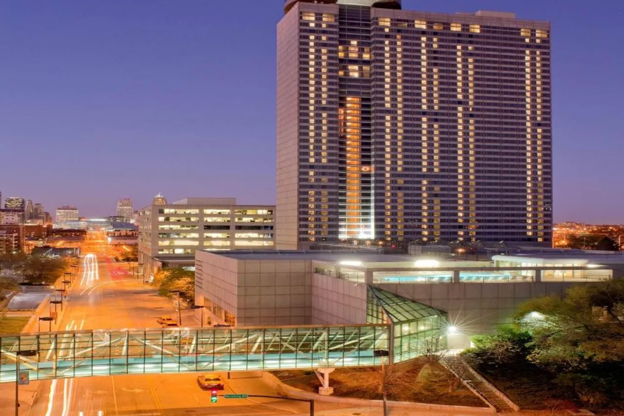 โรงแรมครอบครัวแคนซัสซิตี — ที่พักพาเด็กใกล้ Crown Center/Legoland & Great Wolf (อัปเดต 2026)