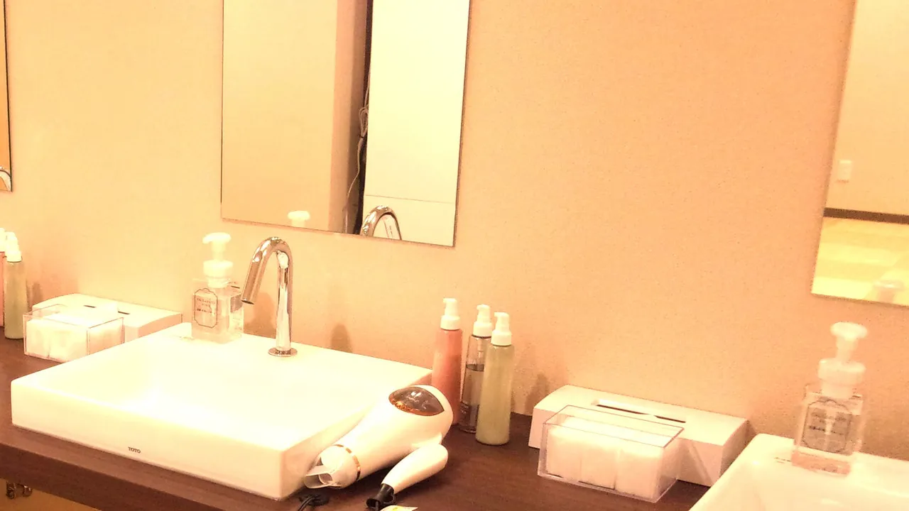 Shinsaibashi ARTY Inn — rooms and atmosphere