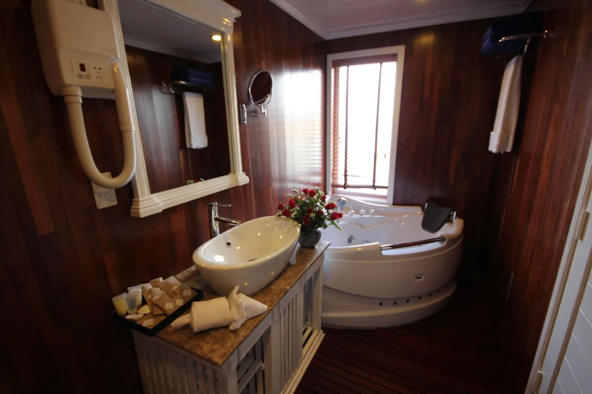 Signature Halong Cruise — rooms and atmosphere