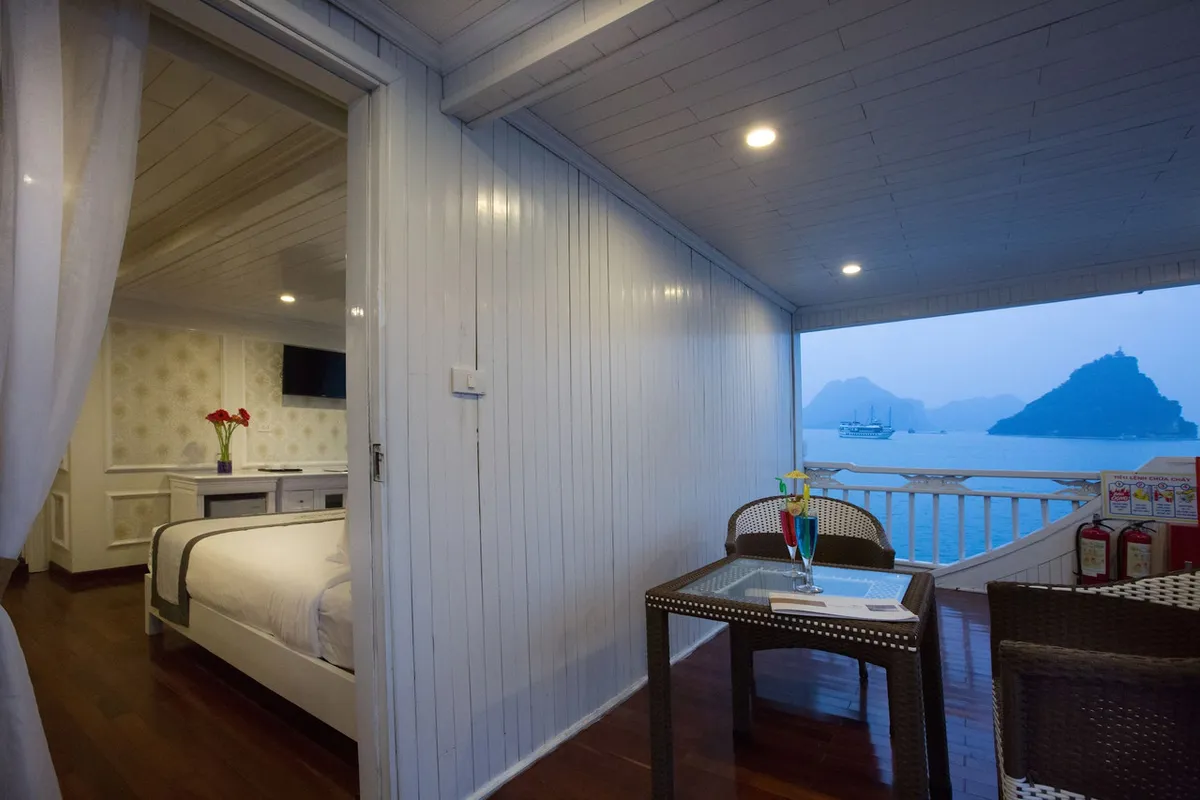 Signature Royal Halong Cruise — rooms and atmosphere