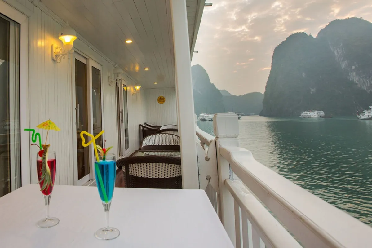 Signature Royal Halong Cruise — rooms and atmosphere