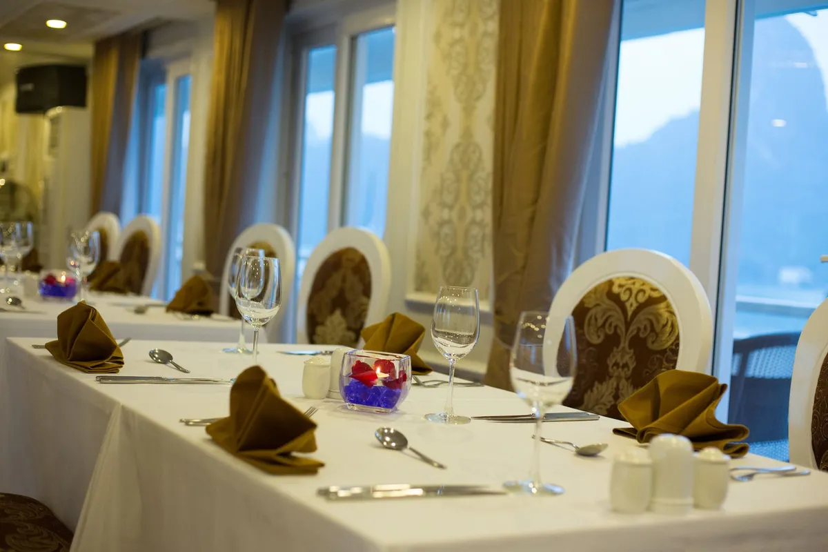 Signature Royal Halong Cruise — rooms and atmosphere