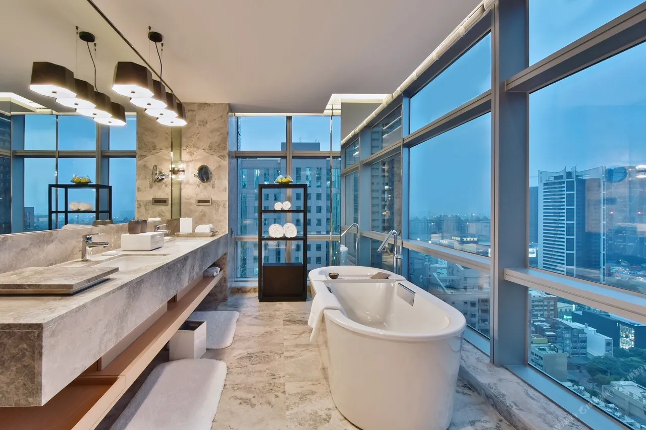 Silks Club — ภาพห้องพักและบรรยากาศ