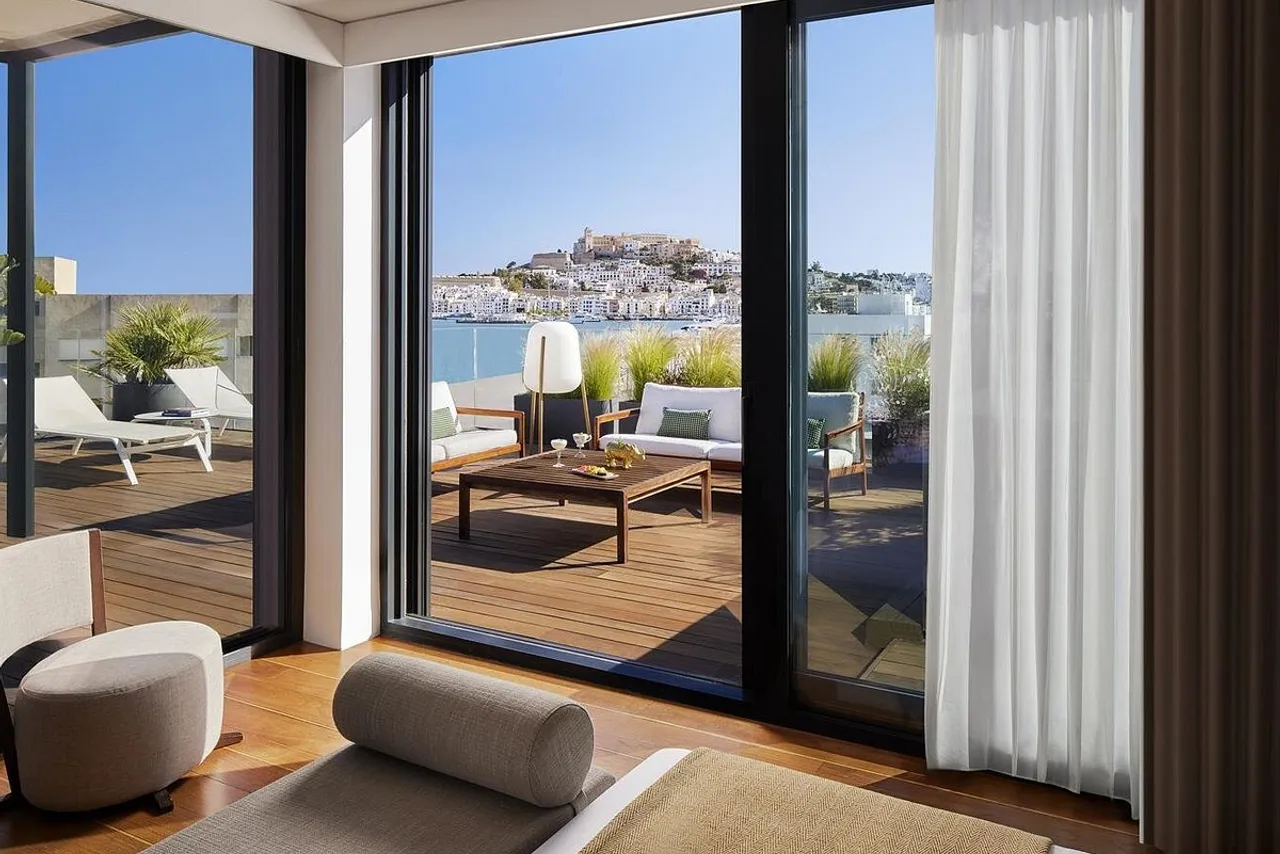 Sir Joan Hotel, part of Sircle Collection — rooms and atmosphere