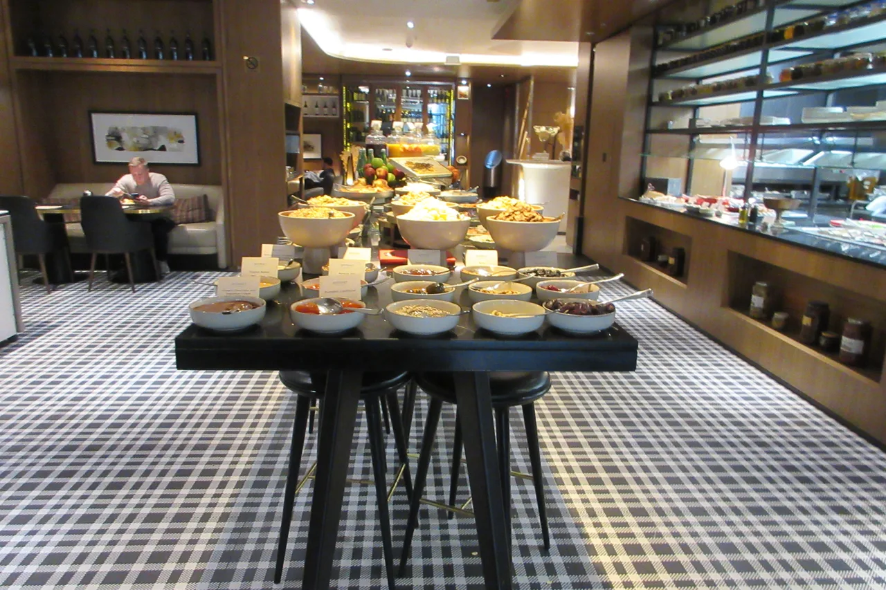 Skopje Marriott Hotel — ภาพห้องพักและบรรยากาศ
