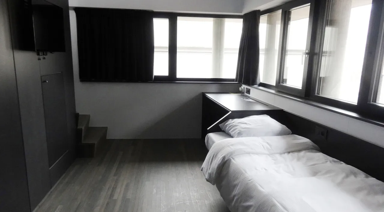 Sleep Well Youth Hostel — rooms and atmosphere