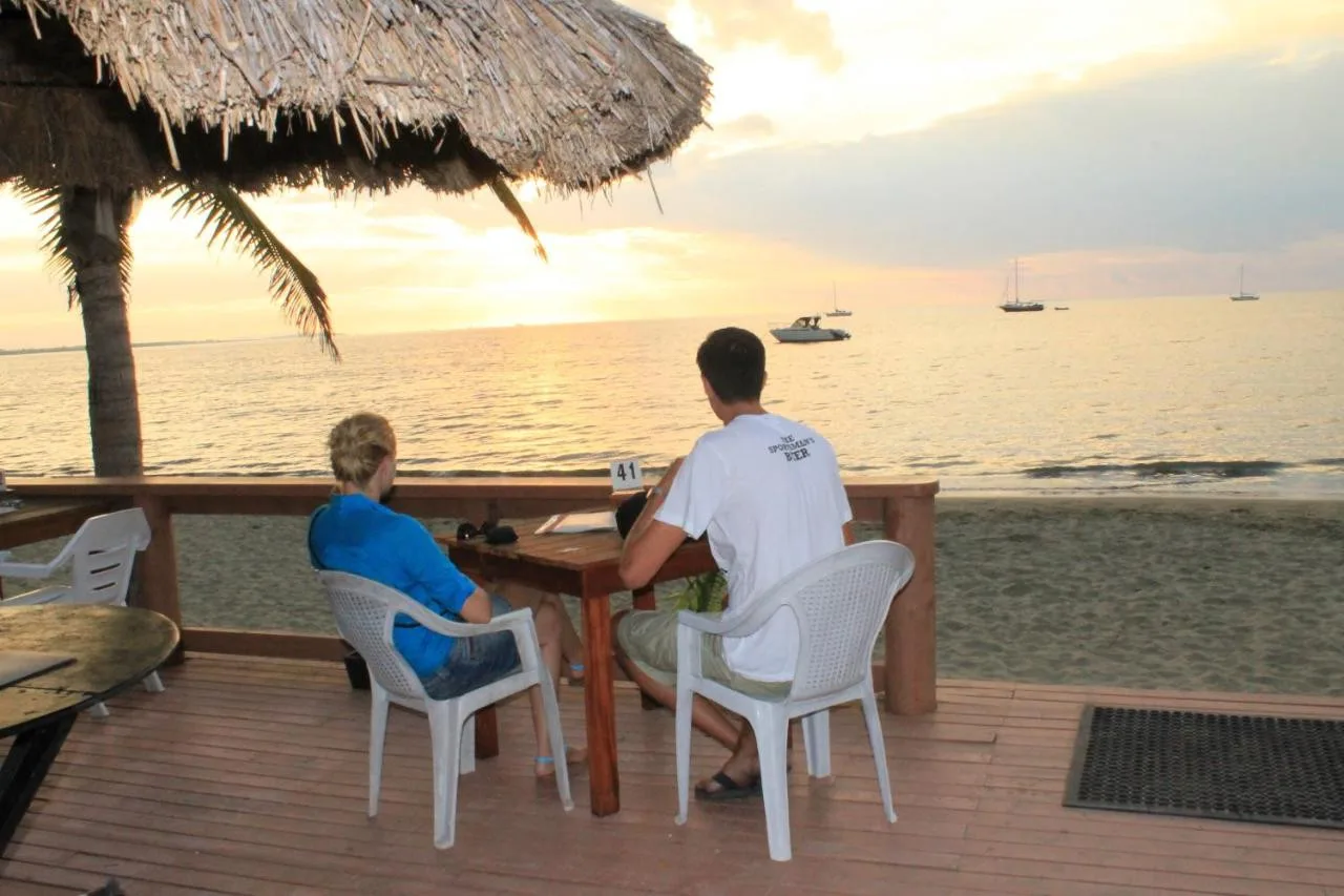 Smugglers Cove Beach Resort — ภาพห้องพักและบรรยากาศ