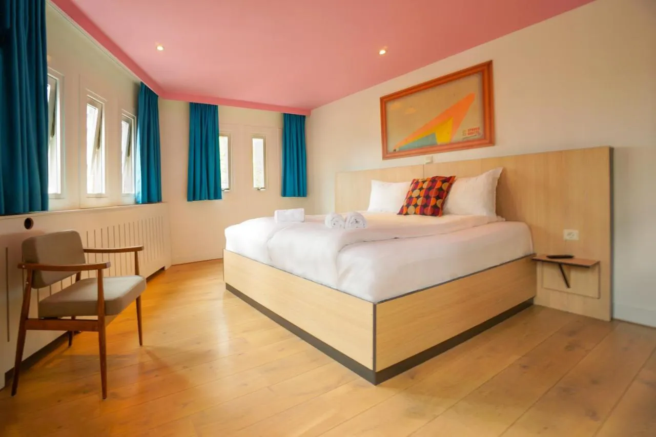 Sparks Hostel Rotterdam — rooms and atmosphere