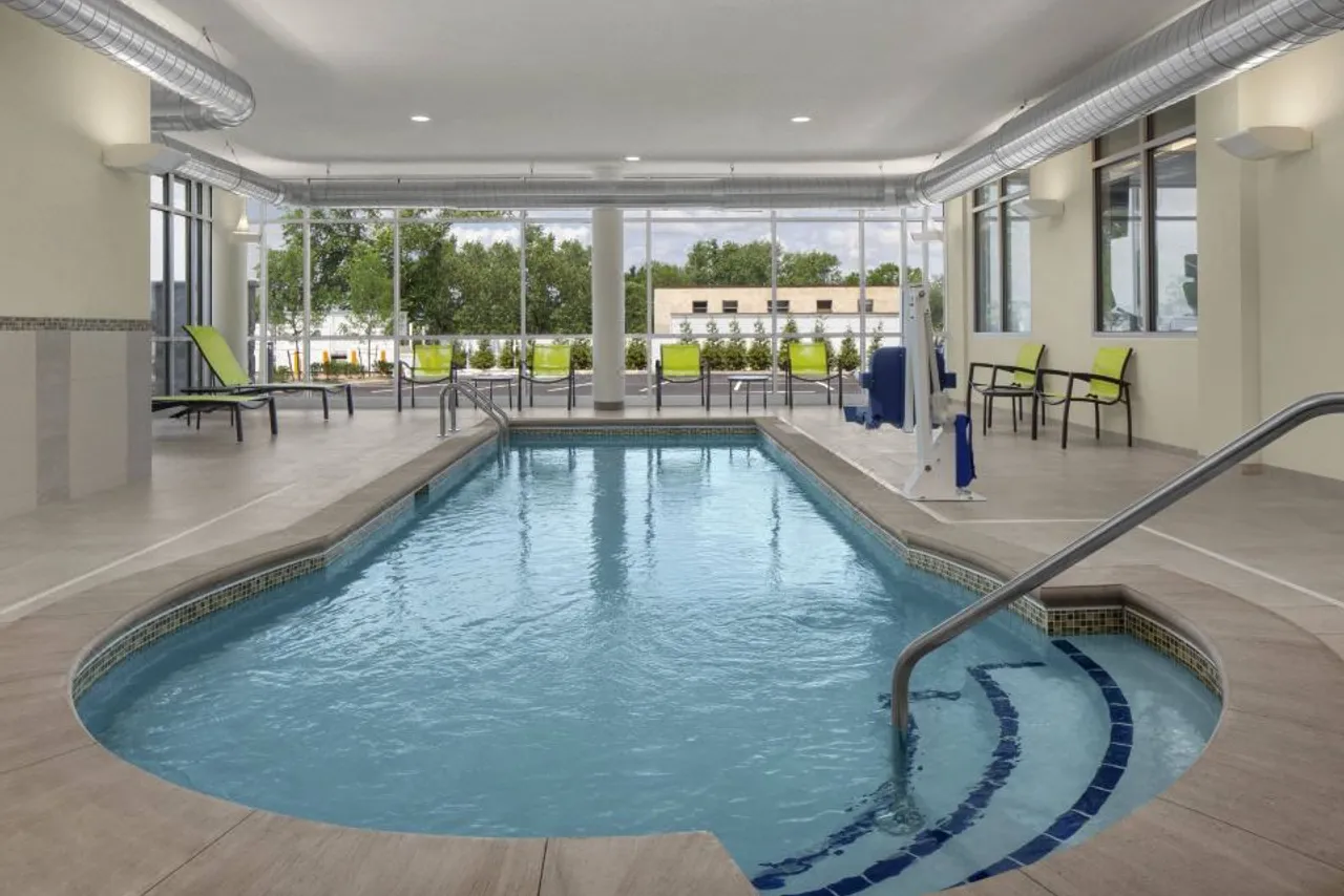 SpringHill Suites by Marriott East Rutherford Meadowlands/Carlstadt — rooms and atmosphere