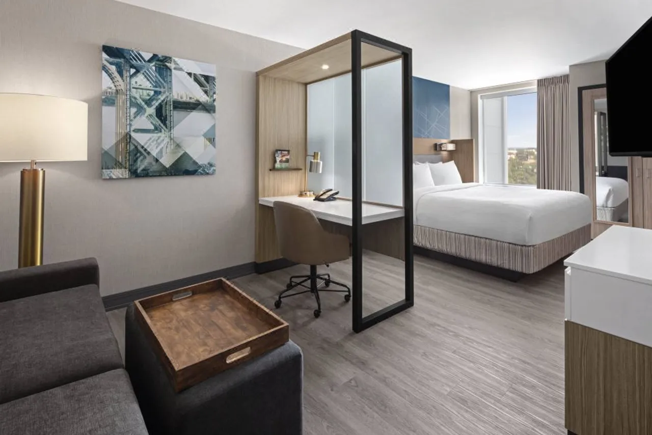 SpringHill Suites by Marriott East Rutherford Meadowlands/Carlstadt — rooms and atmosphere