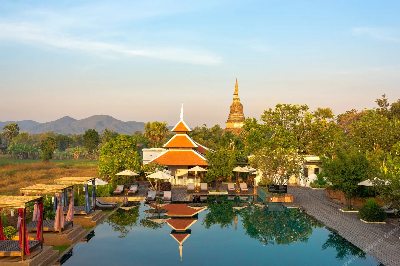 โรงแรม Sriwilai Sukhothai Resort & Spa ต.เมืองเก่า อ.เมืองสุโขทัย ริมทุ่งนาติดวัดเจดีย์สูง ห่างอุทยานประวัติศาสตร์สุโขทัย (UNESCO) ราว 1.8 กม. เดิน/ปั่นจักรยานถึง