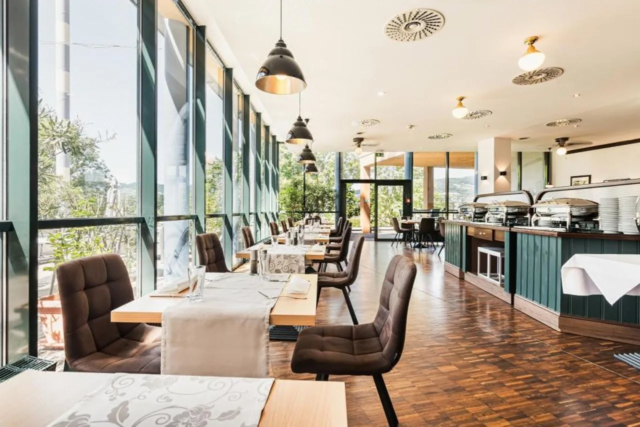 Steigenberger Hotel Linz — ภาพห้องพักและบรรยากาศ