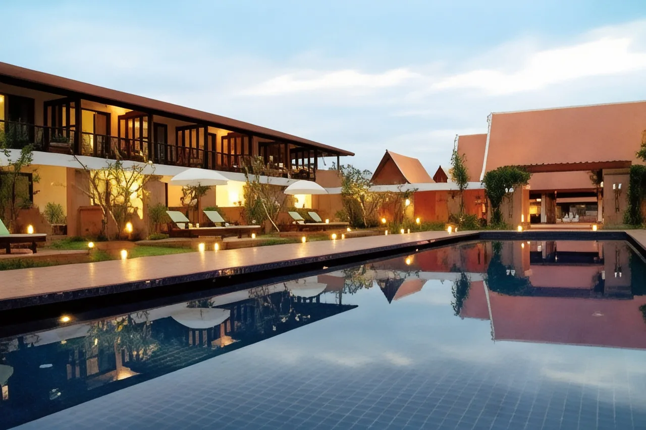 โรงแรม Sukhothai Heritage Resort อ.สวรรคโลก สุโขทัย — กลางไร่นาข้าว-สวนอินทรีย์ ติดสนามบินสุโขทัย 1.5 กม. (ขับ 3-5 นาที มีรถรับส่งฟรี) แต่ห่างอุทยานฯ เมืองเก่าราว 40 กม.