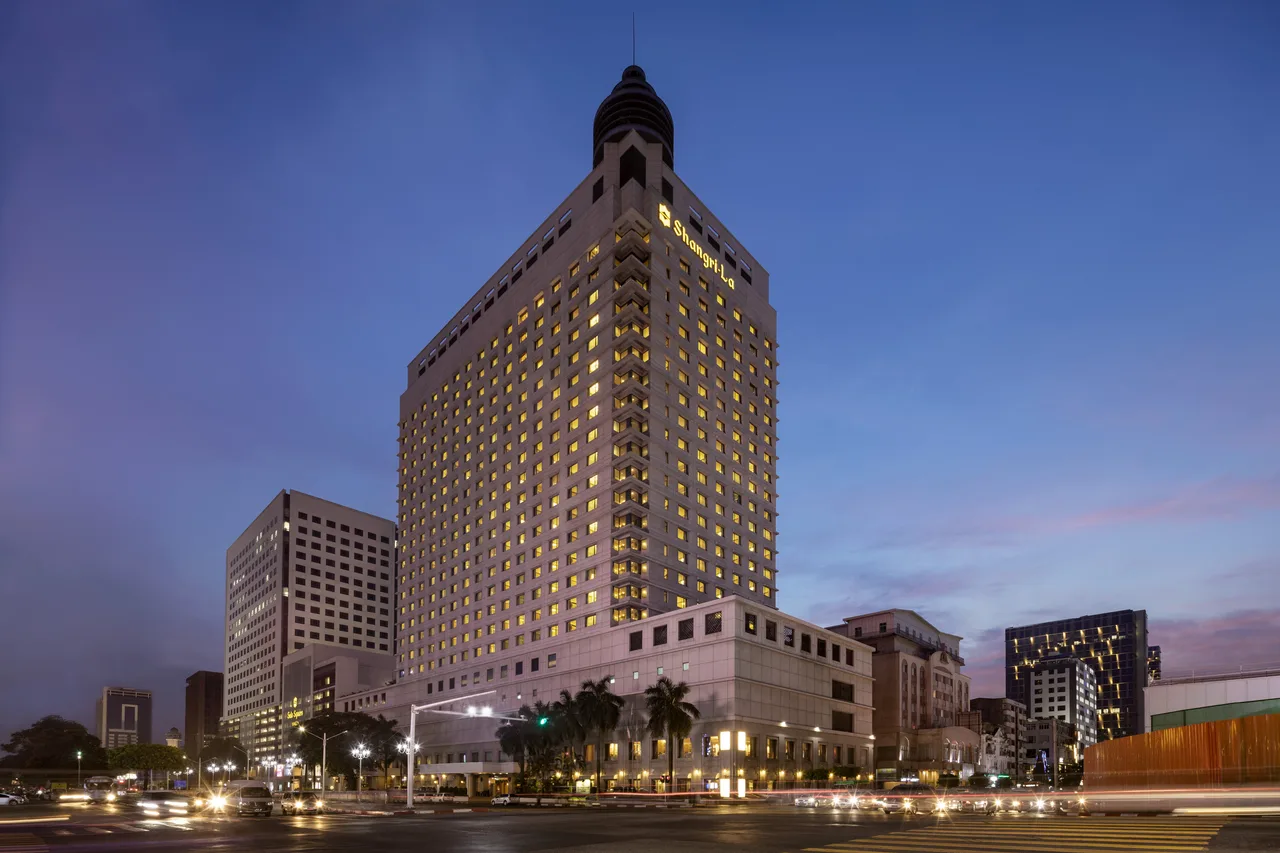 Sule Shangri-La Yangon — rooms and atmosphere
