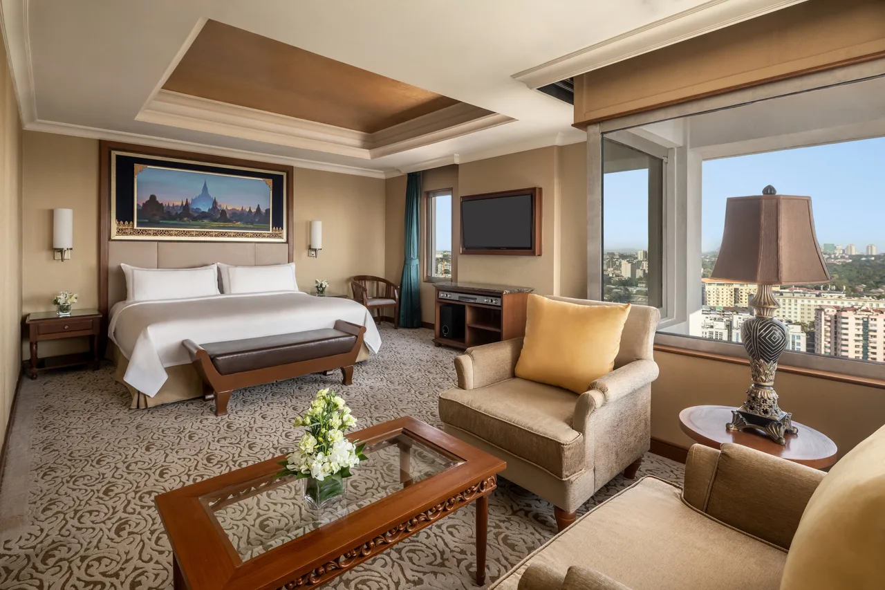 Sule Shangri-La Yangon — rooms and atmosphere