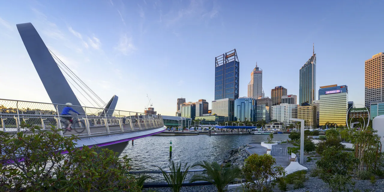 Sullivans Hotel Perth — rooms and atmosphere
