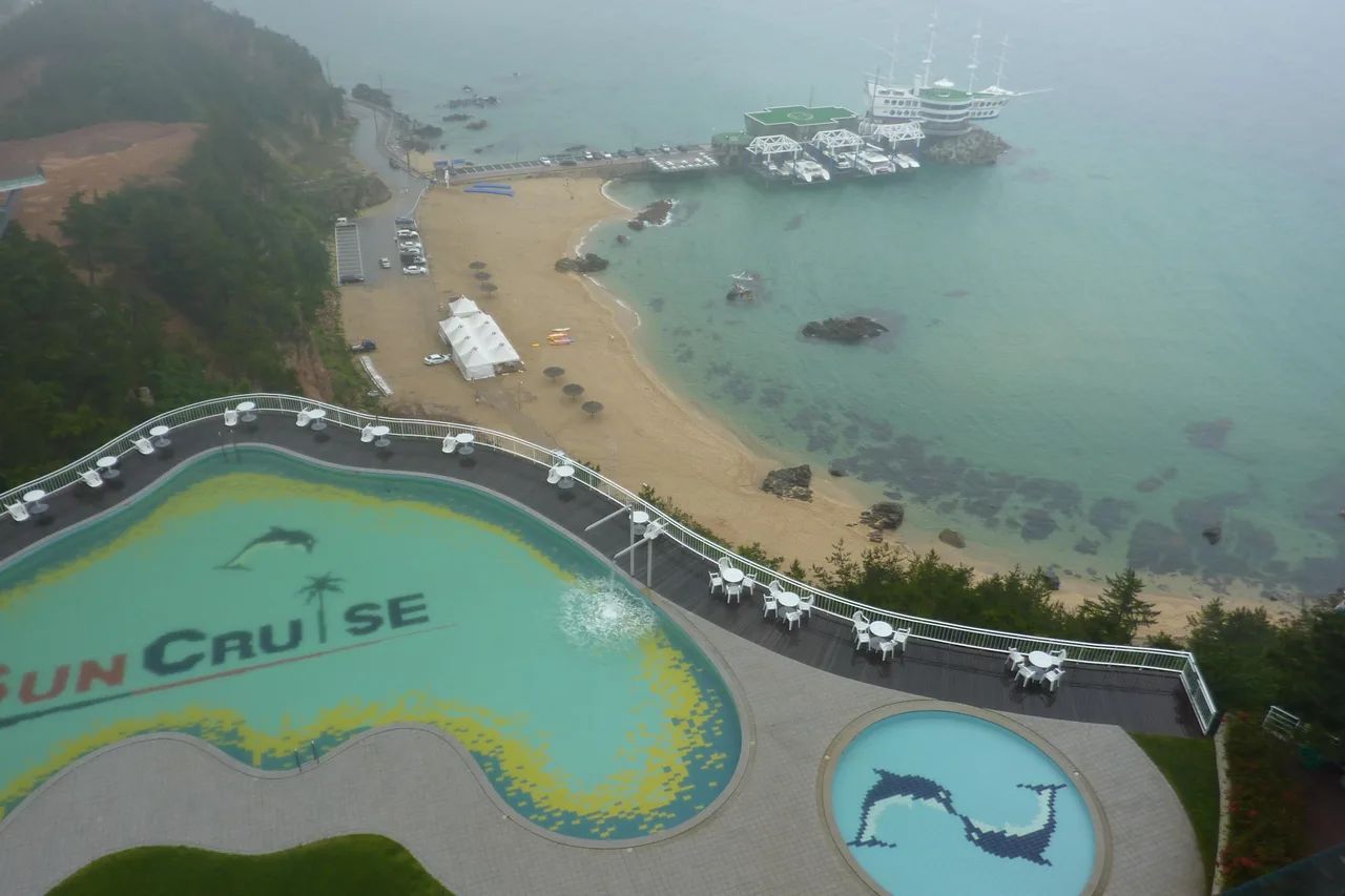Sun Cruise Resort Yacht Hotel — rooms and atmosphere
