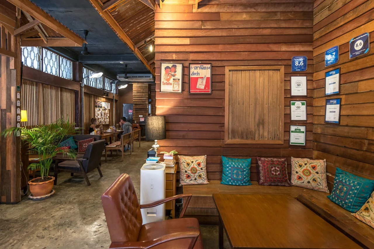 Suneta Hostel Khaosan — rooms and atmosphere