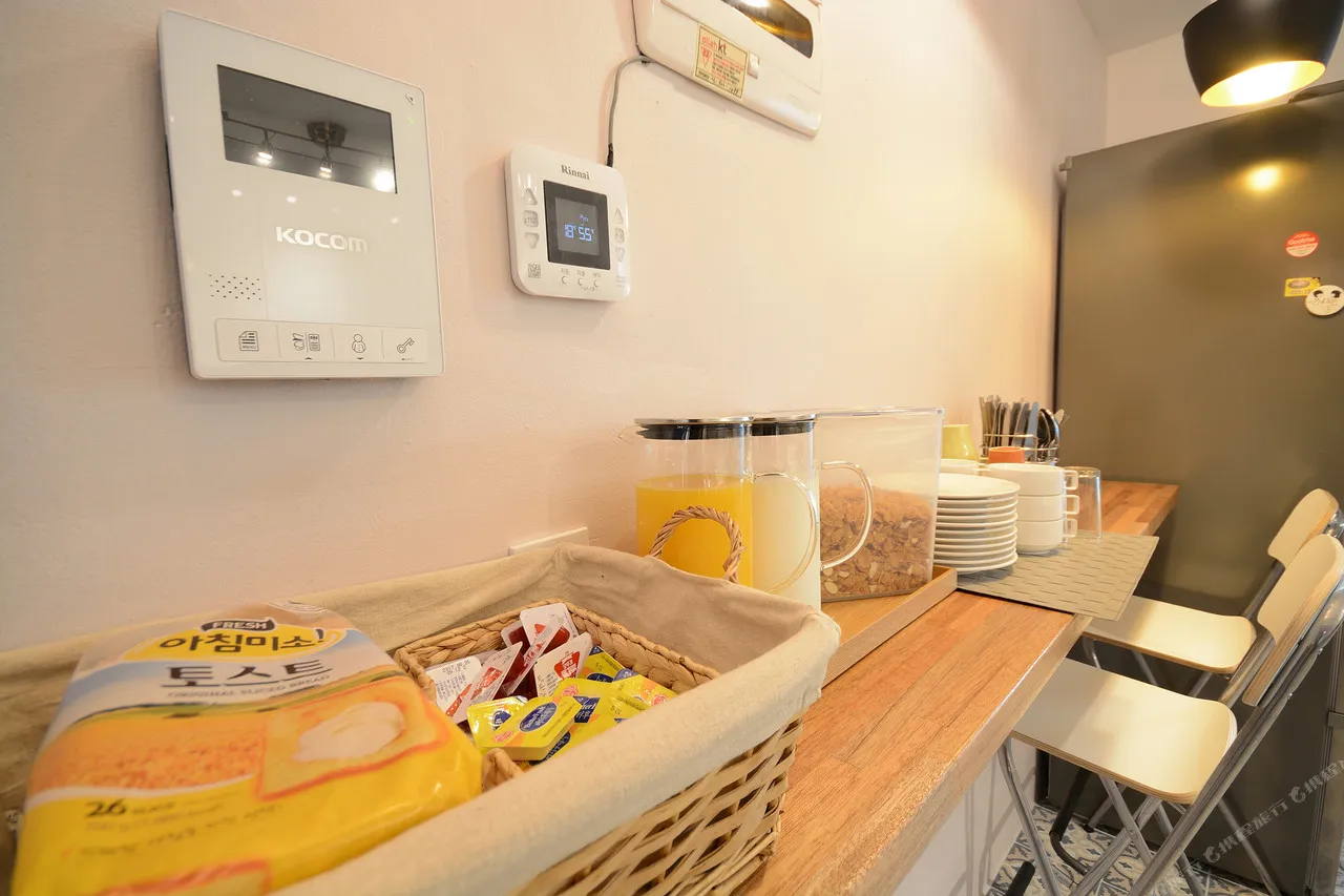 Sunny Hill Hostel Hongdae — rooms and atmosphere