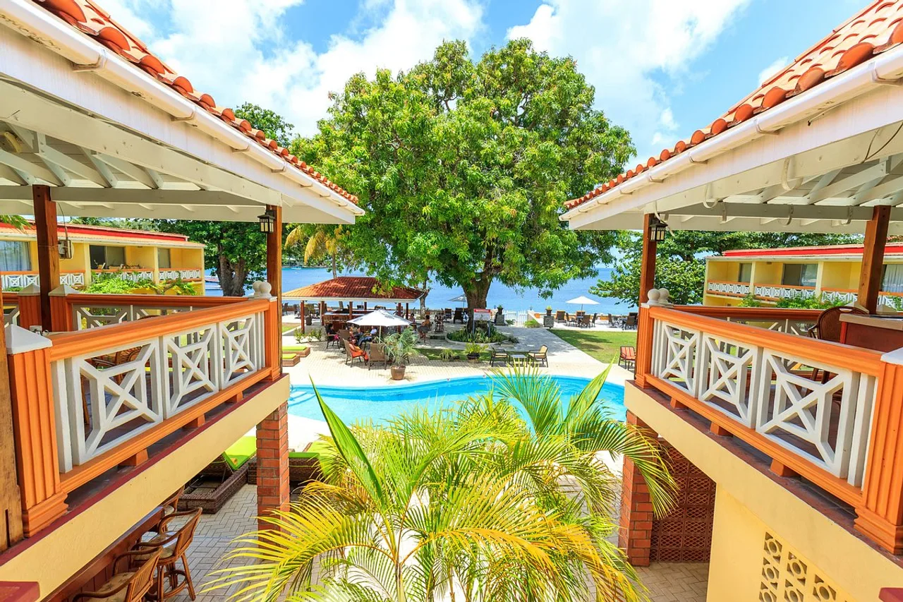 Sunset Shores Beach Hotel — โรงแรมในคิงส์ทาวน์