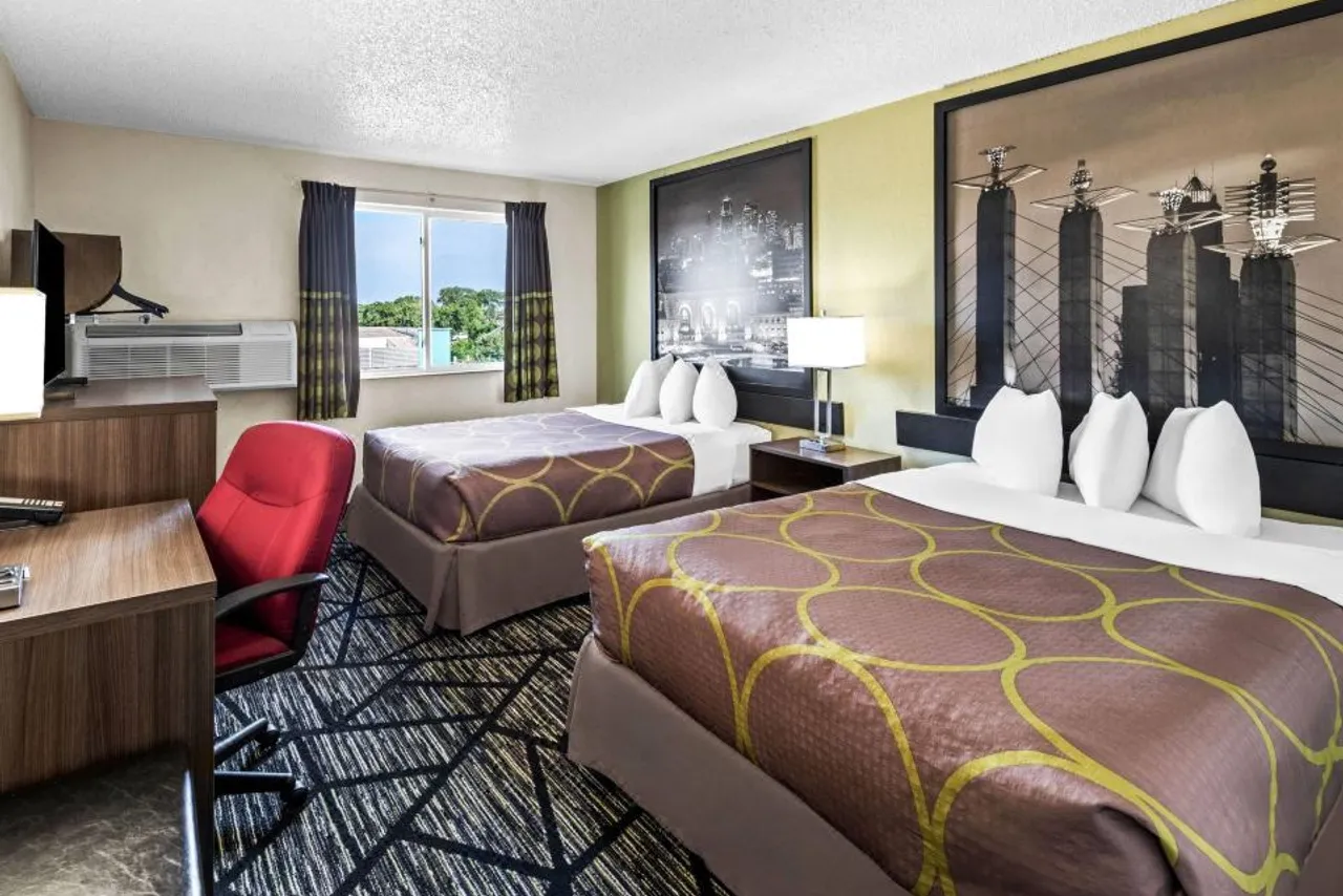Super 8 by Wyndham Independence Kansas City — โรงแรมในใกล้ Arrowhead Stadium
